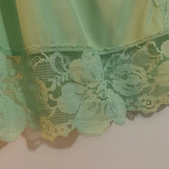 Vintage Pastel Green Half Slip w/Lace Accents (New but flawed, please read) - Picture 4 of 6